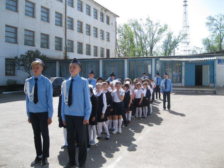 Отряд ЮИД проводит инструктаж по ПДД для учеников начальных классов