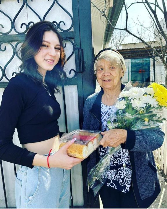 В честь праздника "8 - марта" 11 «А» класс поздравили – ветеранов педагогического труда