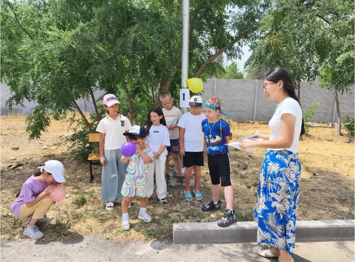 С детками начального звена была проведена квест-игра ИЩЕМ КЛАД. Цель игры: найти спрятанный «клад» (коробку с конфетами)