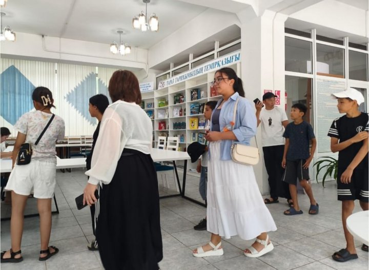 Каждый день детки с пришкольного лагеря «Сказка» посещают городскую библиотеку.