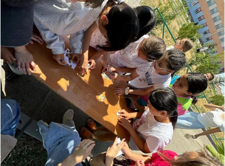 На 7 день в нашем пришкольном лагере «Сказка» прошла увлекательная квест-игра, которая подарила детям массу положительных эмоций, радость общения и возможность проявить свои знания, смекалку и командный дух.